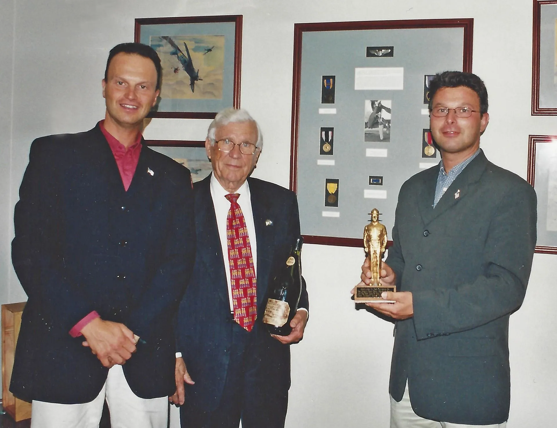 Juin 2003, USA, remise d’une statuette par John Drumond, président du Sénat de Caroline du Sud, ancien pilote de la 9th US Army Air Force