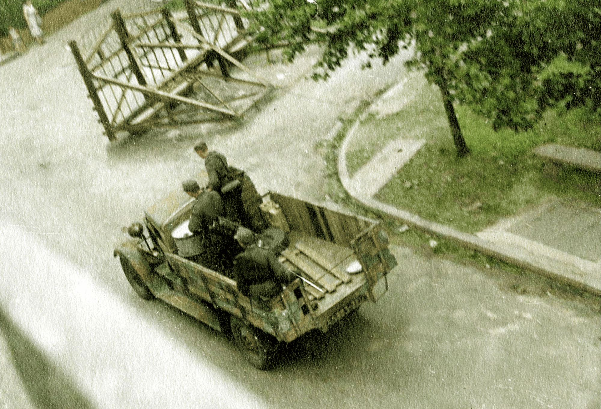 Le départ des soldats stationnés aux Sables après 50 mois d'Occupation. Photo prise clandestinement. © Musée du Blockhaus