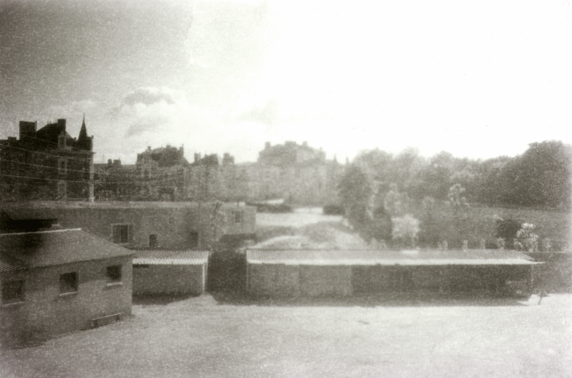 Vue de la façade arrière du blockhaus hôpital des Sables d'Olonne en 1944.