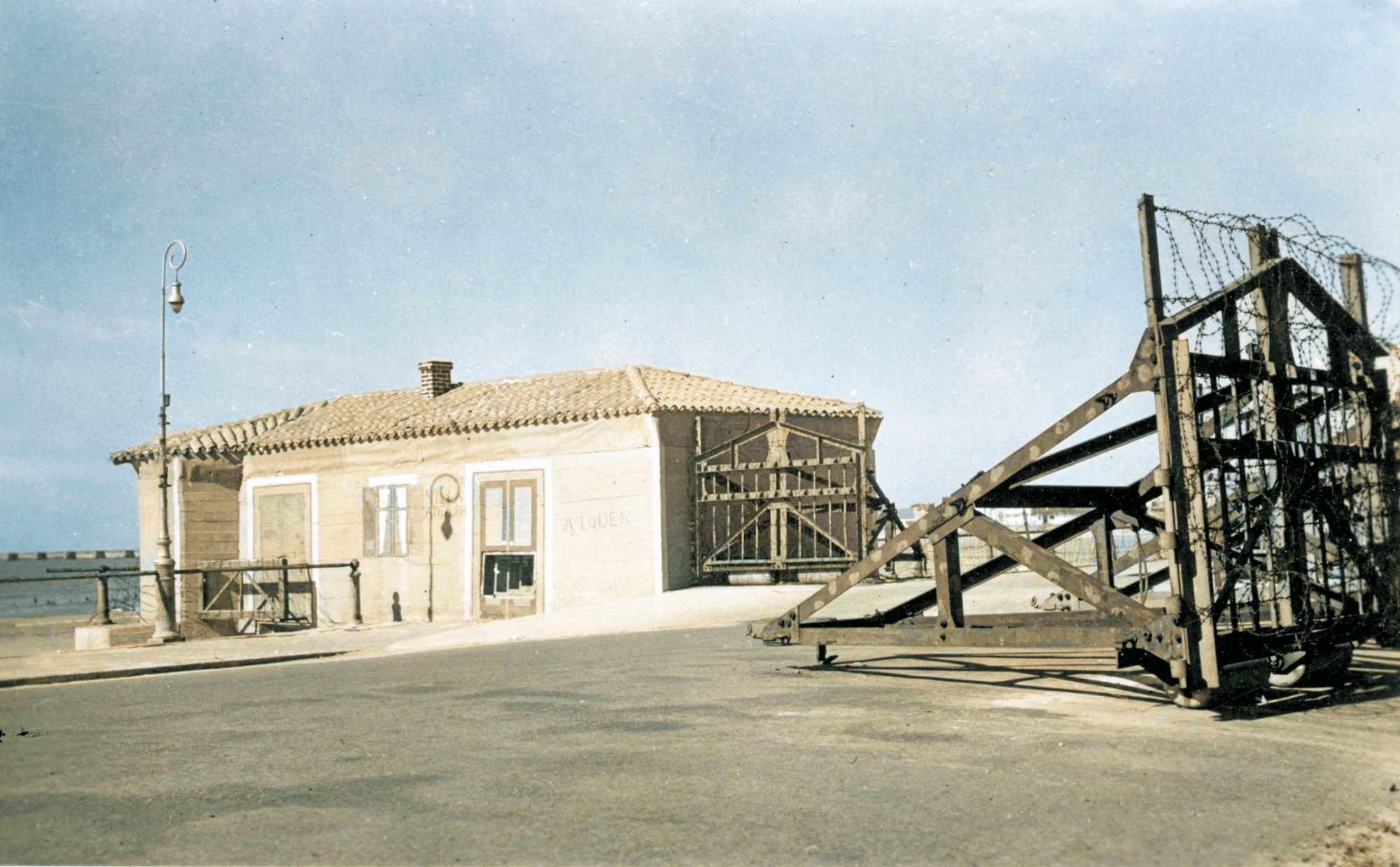 Casemate pour 2 mitrailleuses, camouflée en villa sur le remblai. © Musée du Blockhaus
